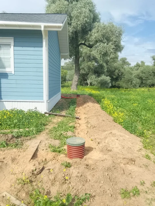 Смотровой колодец дренажа в траншее